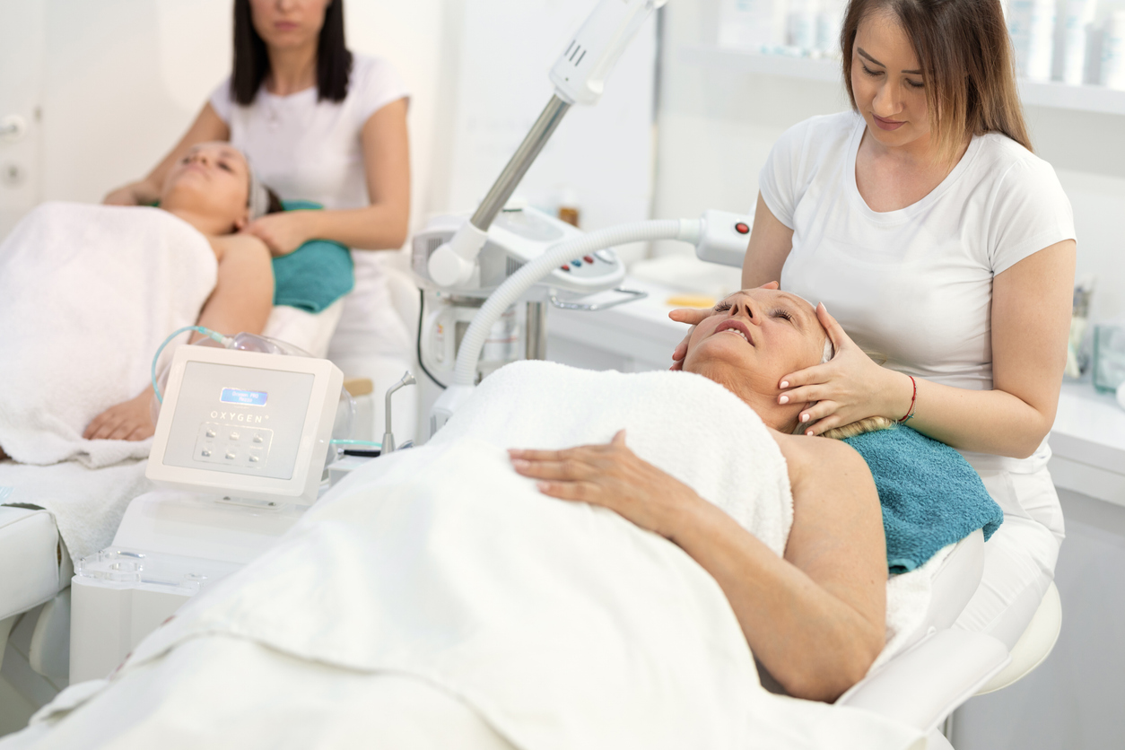 Tehnici aparatice și manuale cosmetologist